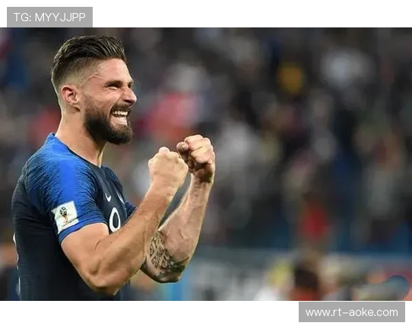 吉鲁接受全场球迷起立致敬，里尔主场温情洋溢