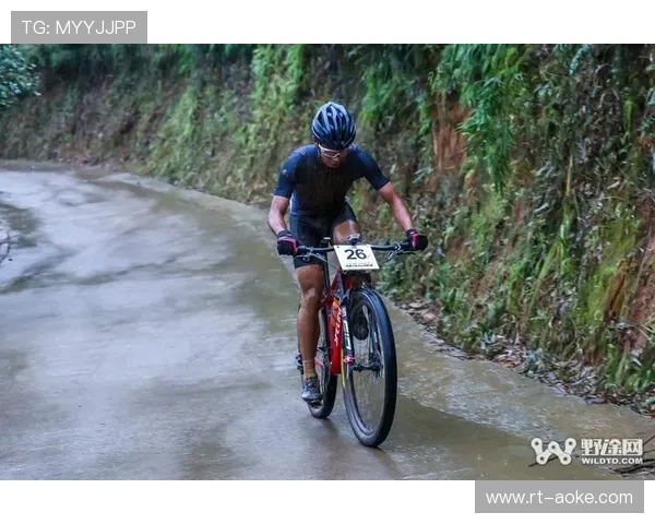 雨战中球员滑倒失误,比赛条件影响技战术发挥