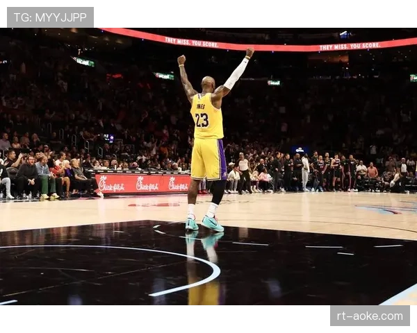 A·史密斯：詹姆斯季后赛数据肯定漂亮，但湖人最多5场就回家